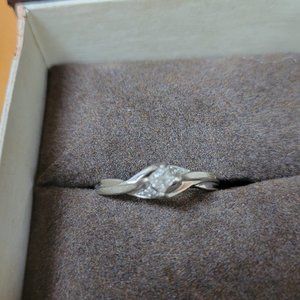 10K white gold diamond promise ring